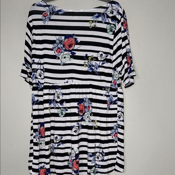 Black and White Short Short Sleeve T-Shirt Size 1X - Picture 7 of 8